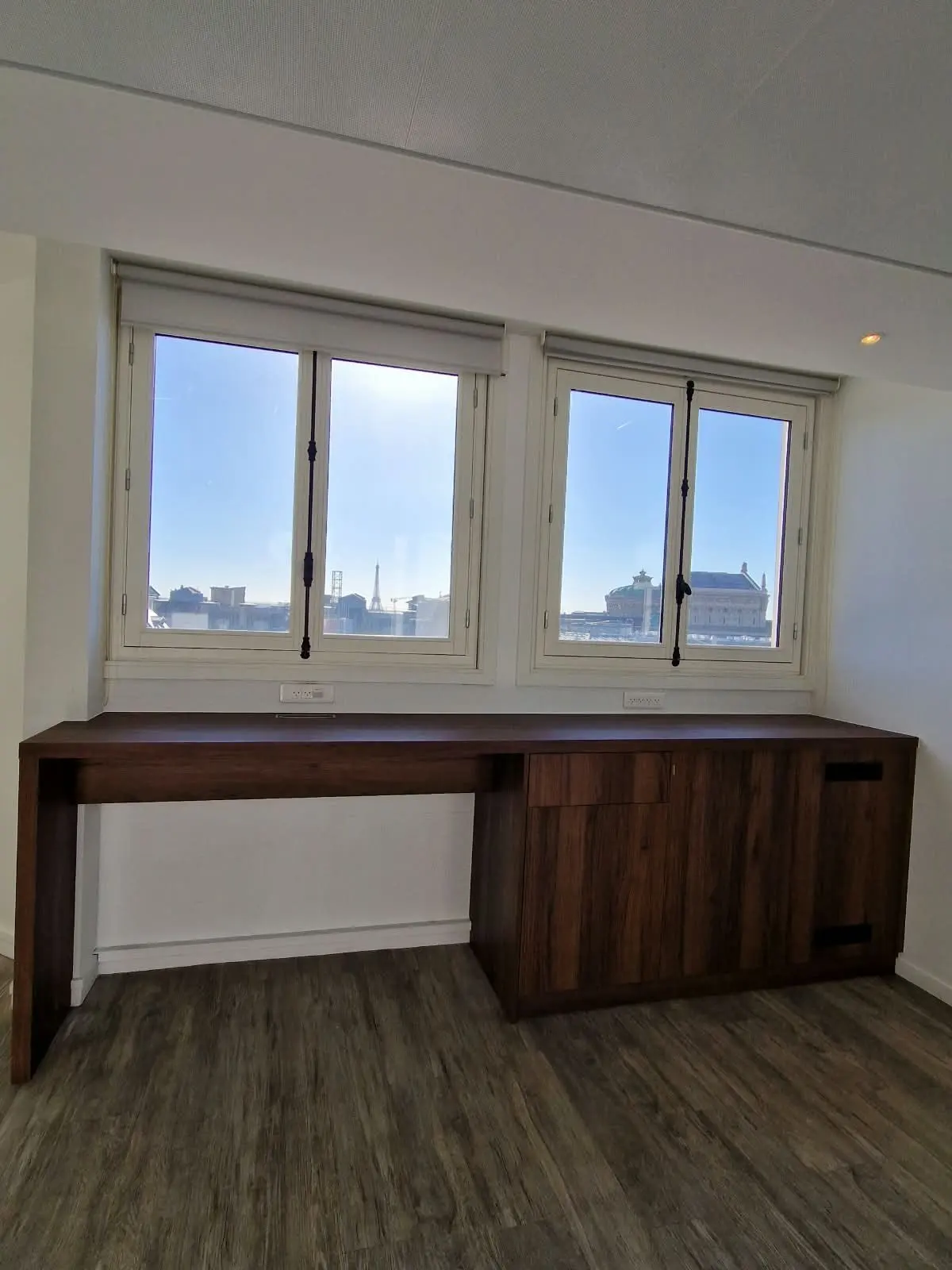 Bureau sur mesure sous les fenêtres