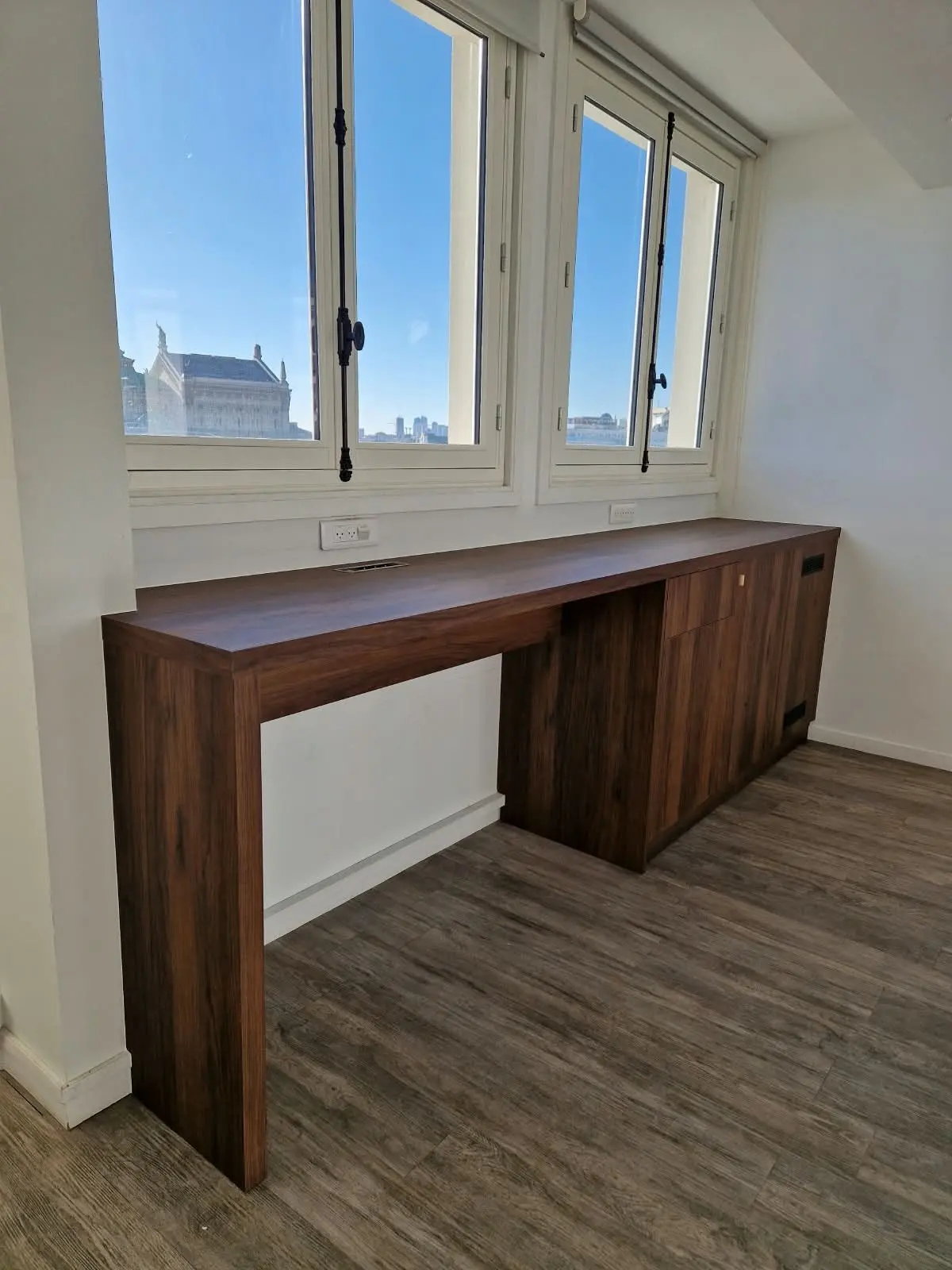 Bureau en bois foncé, piètement plein