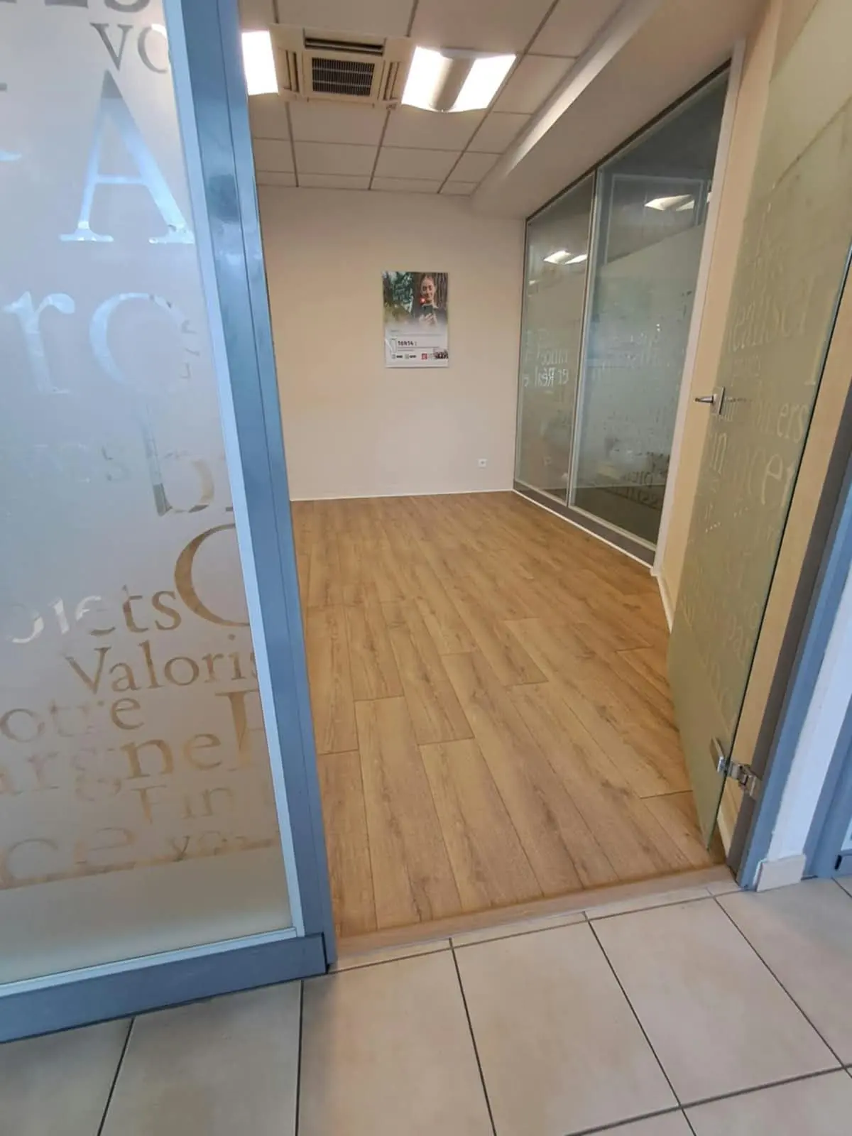 Parquet posé dans un bureau vitré