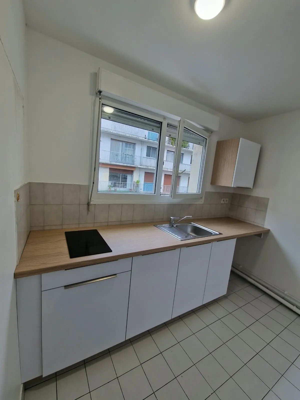 Cuisine compacte blanche et bois