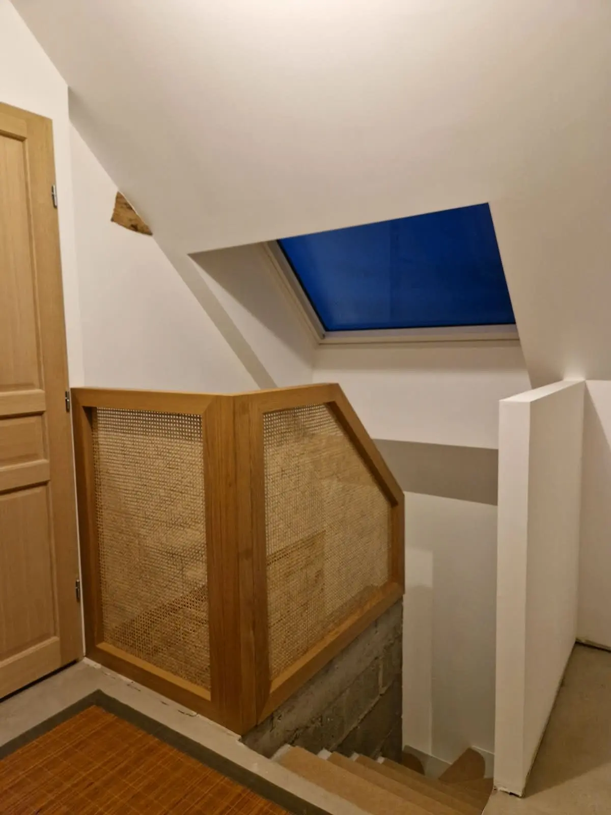 Trémie d'escalier habillée de cannage