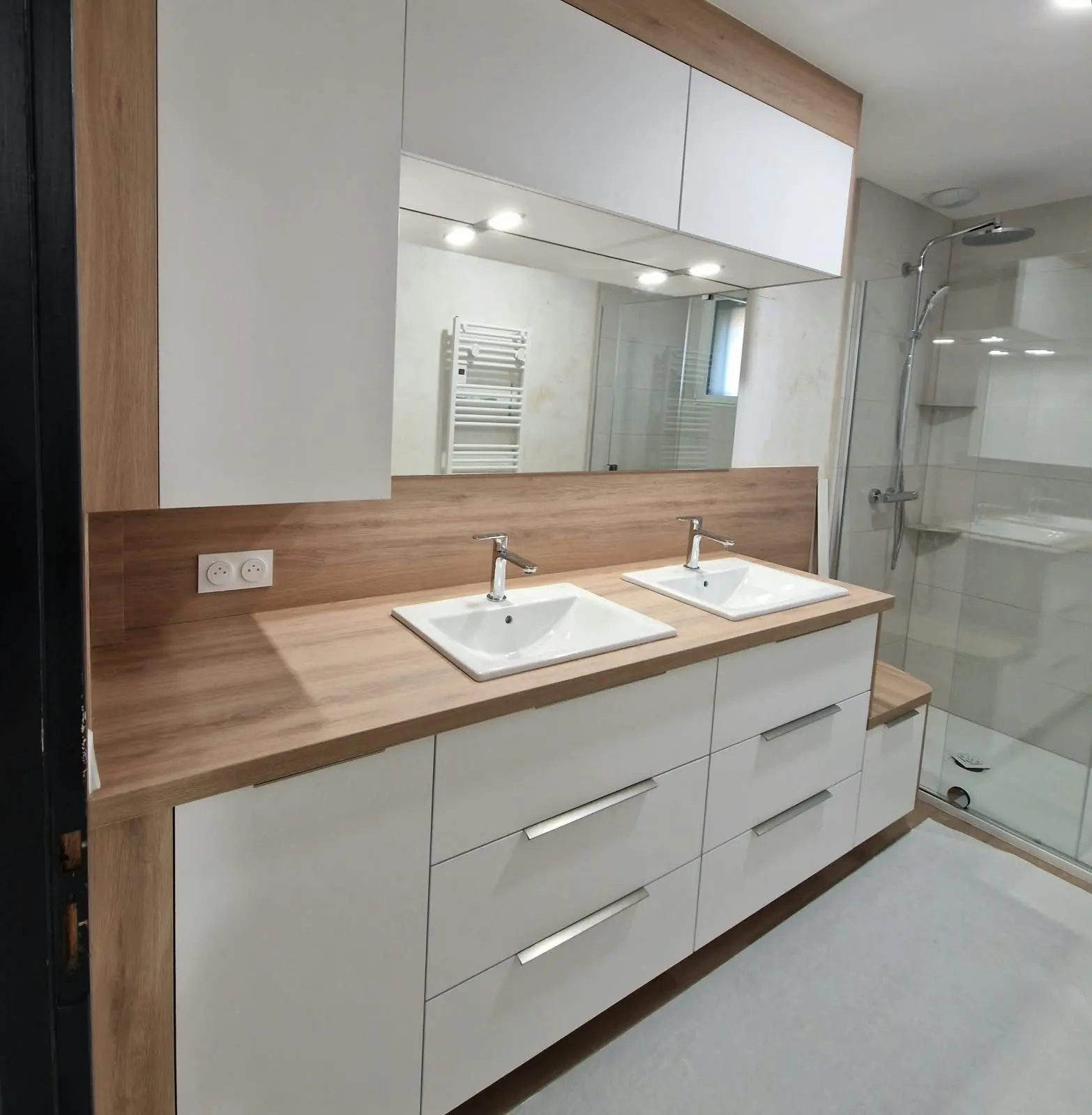 Salle de bain, meuble double vasque et rangements hauts