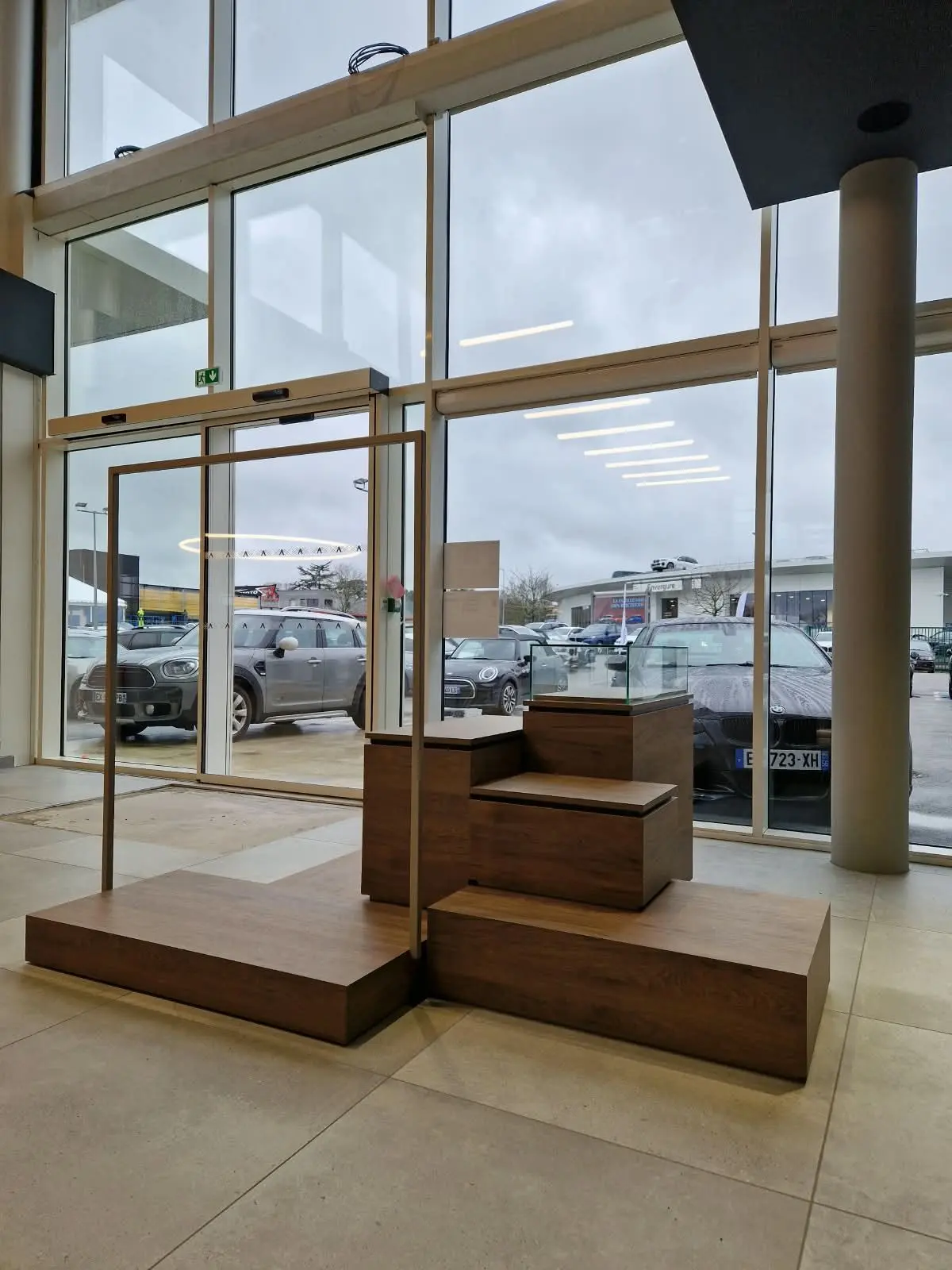 Podium d'exposition en gradins
