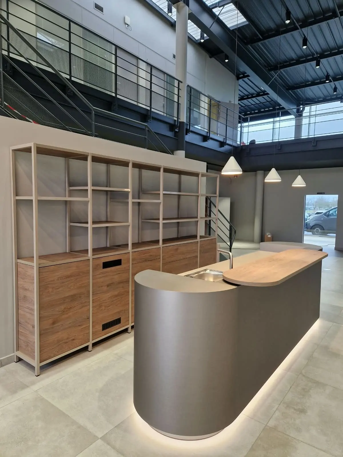 Comptoir arrondi et étagère métal et bois