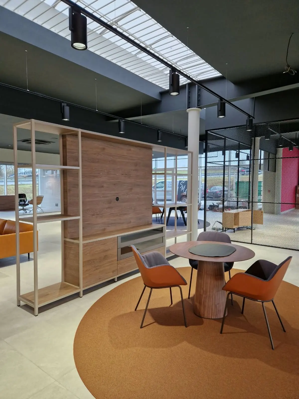 Bibliothèque ouverte et coin salon