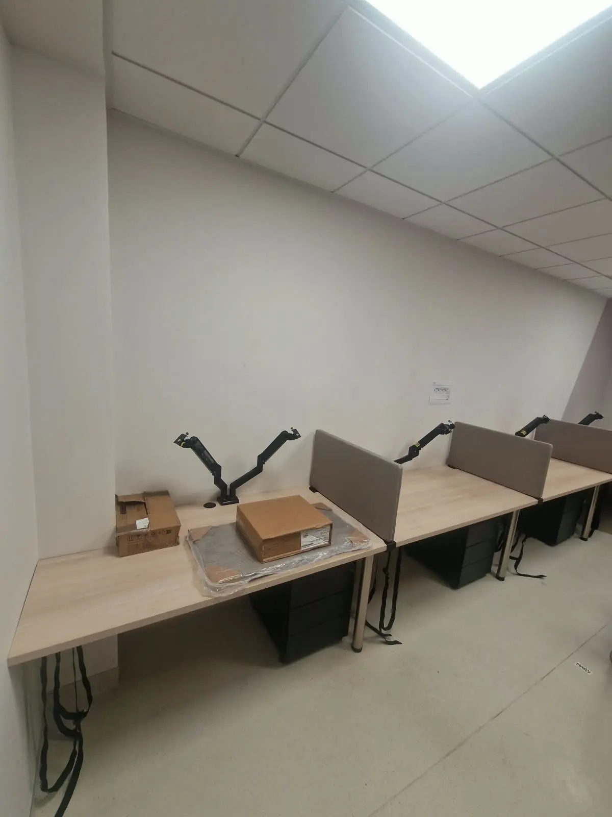Bureaux en vis-à-vis avec séparateurs