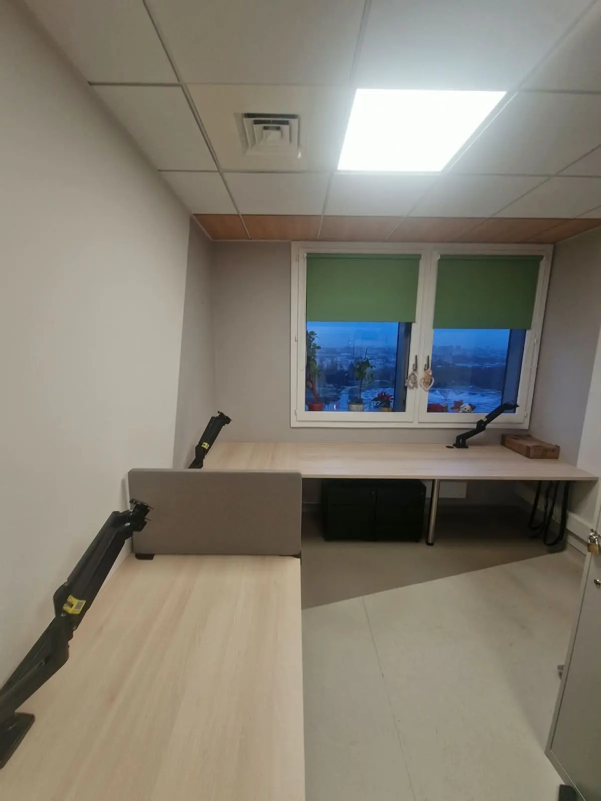 Bureau face à la fenêtre, plateau bois clair