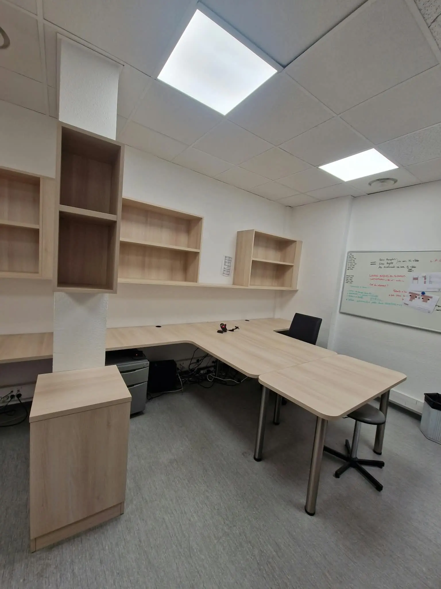 Bureau d'angle et étagères murales