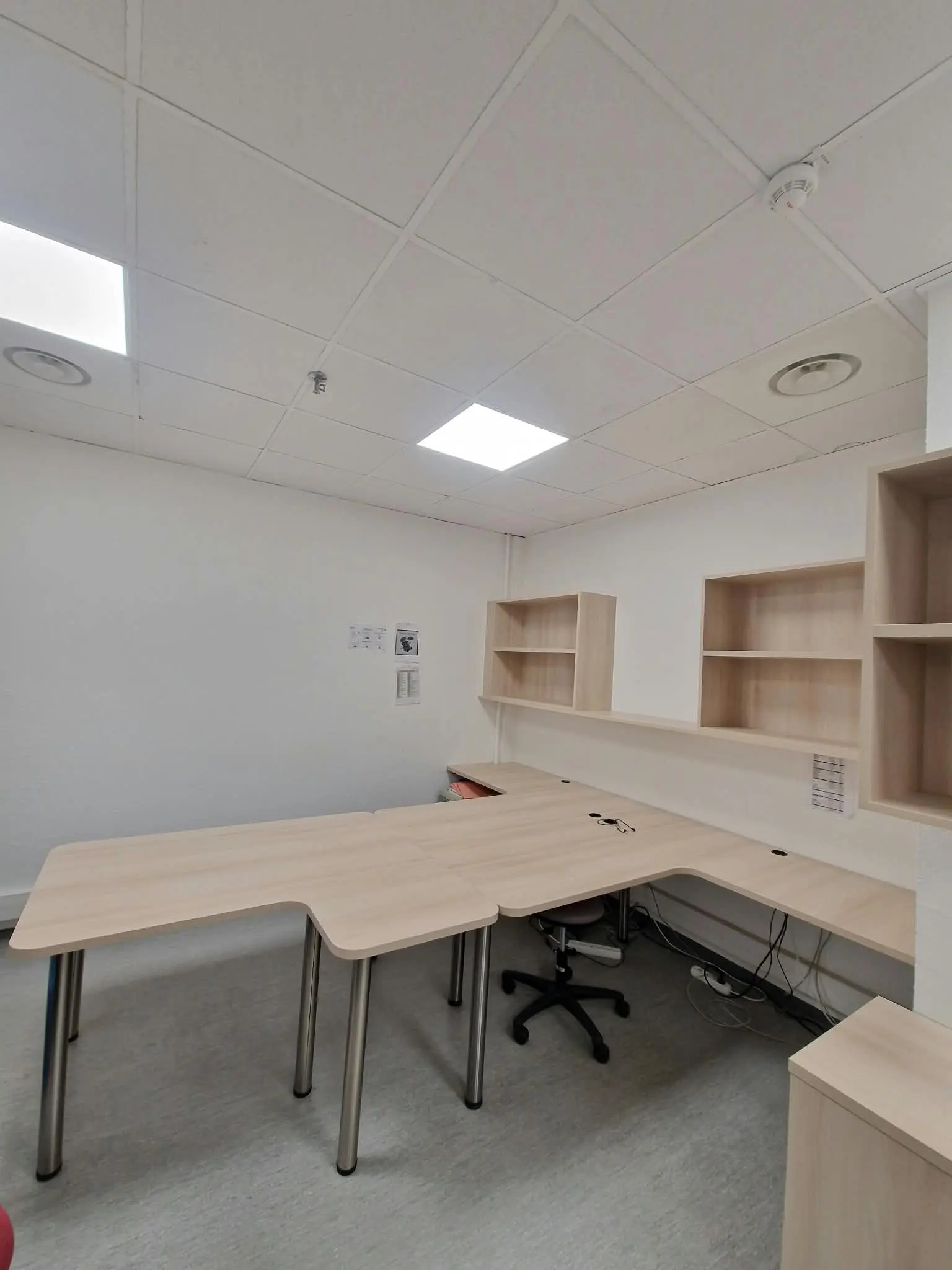 Bureaux en L et niches murales