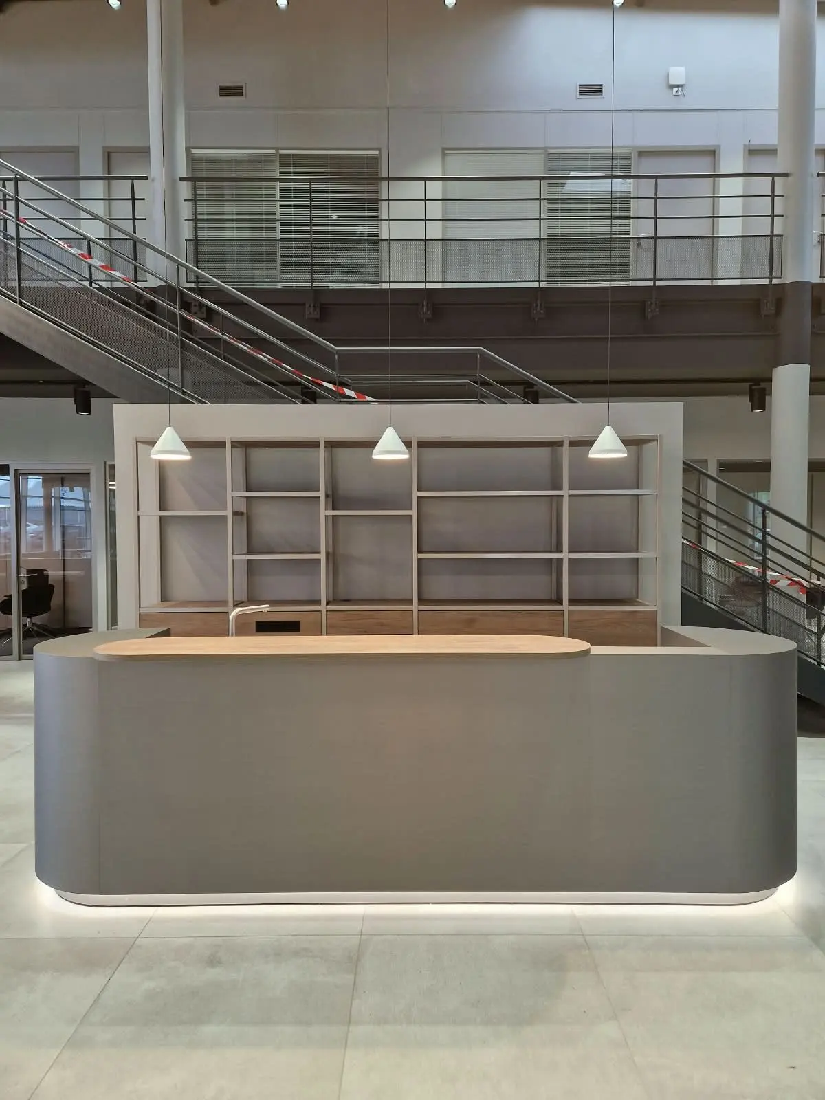 Banque d'accueil et bibliothèque à étagères