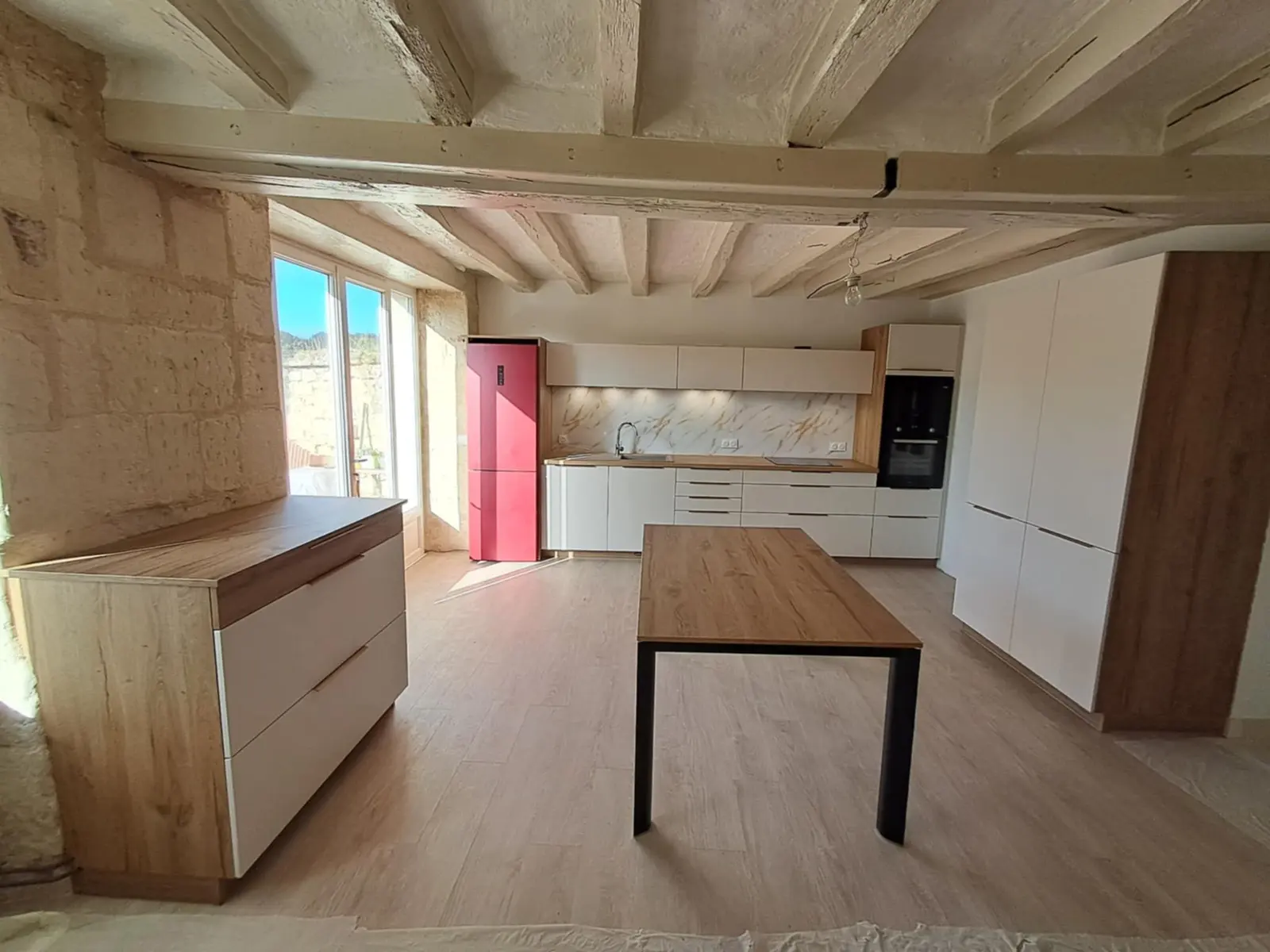 Cuisine sous charpente apparente, grande table