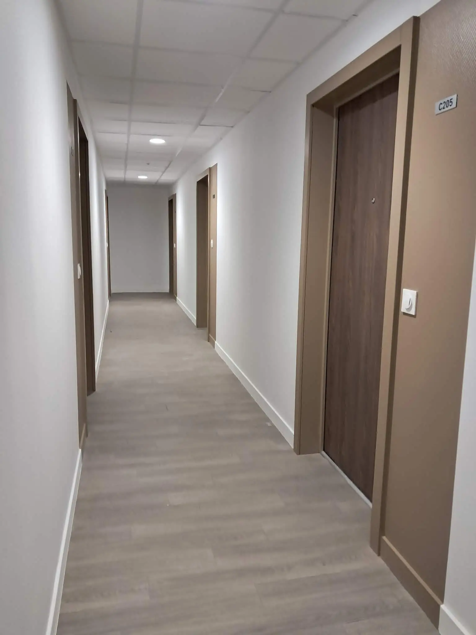 Couloir et portes de distribution