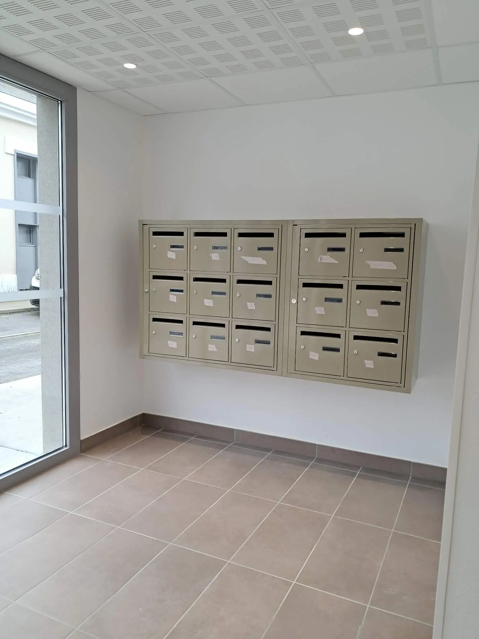 Boîtes aux lettres encastrées dans un hall