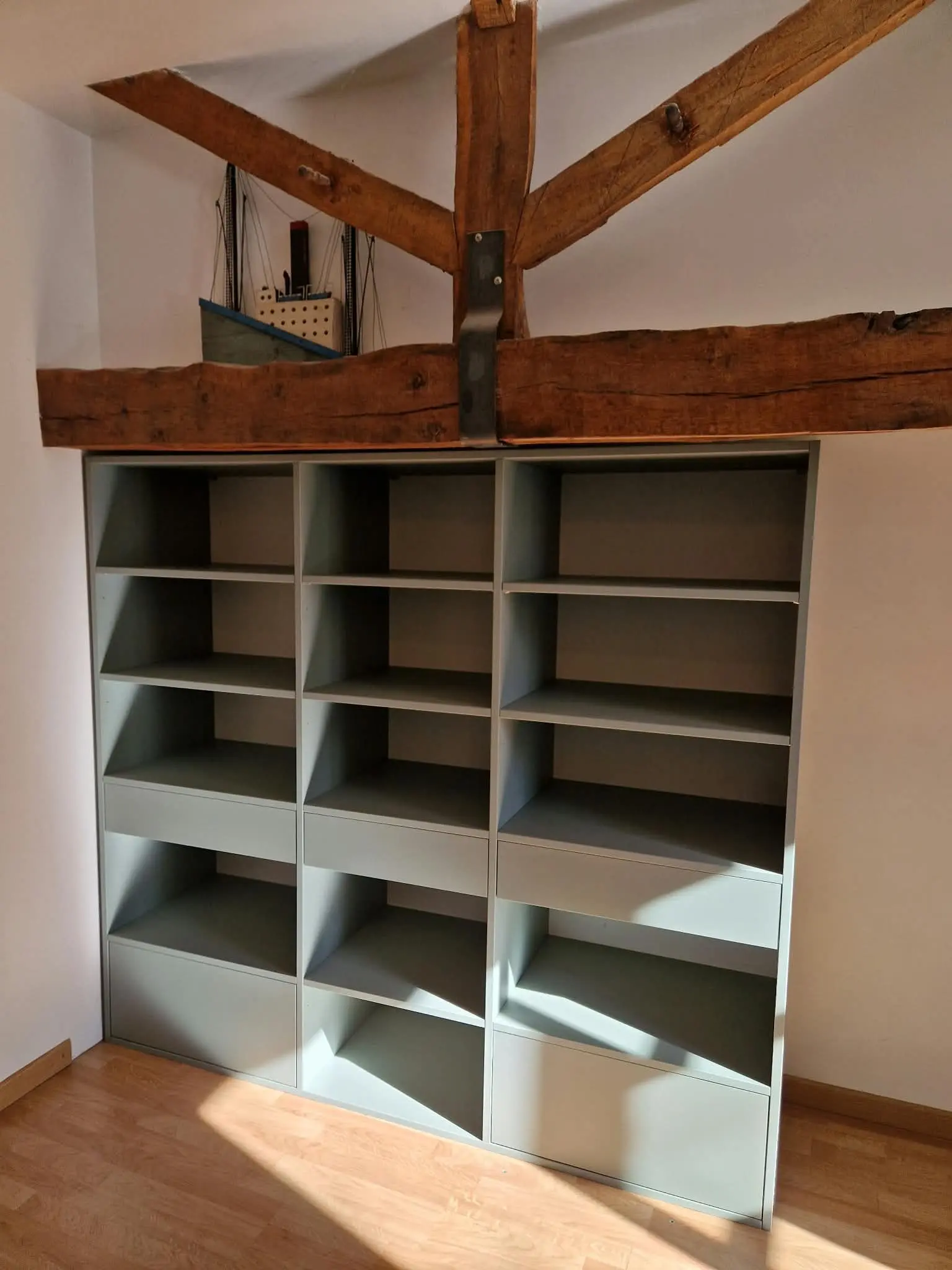 Bibliothèque à casiers fabriquée par SMA sous une poutre ancienne