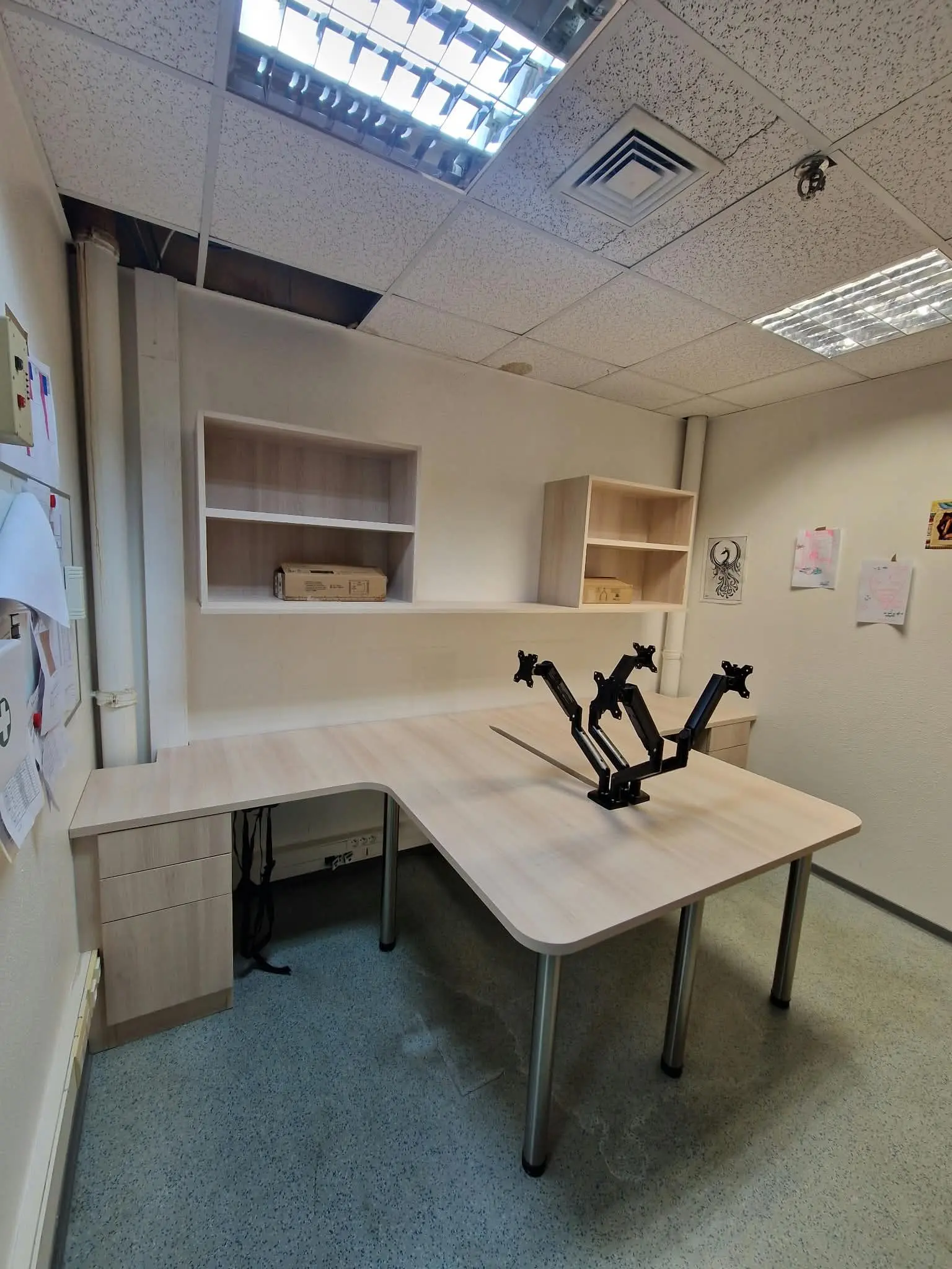 Bureau partagé en L et niches