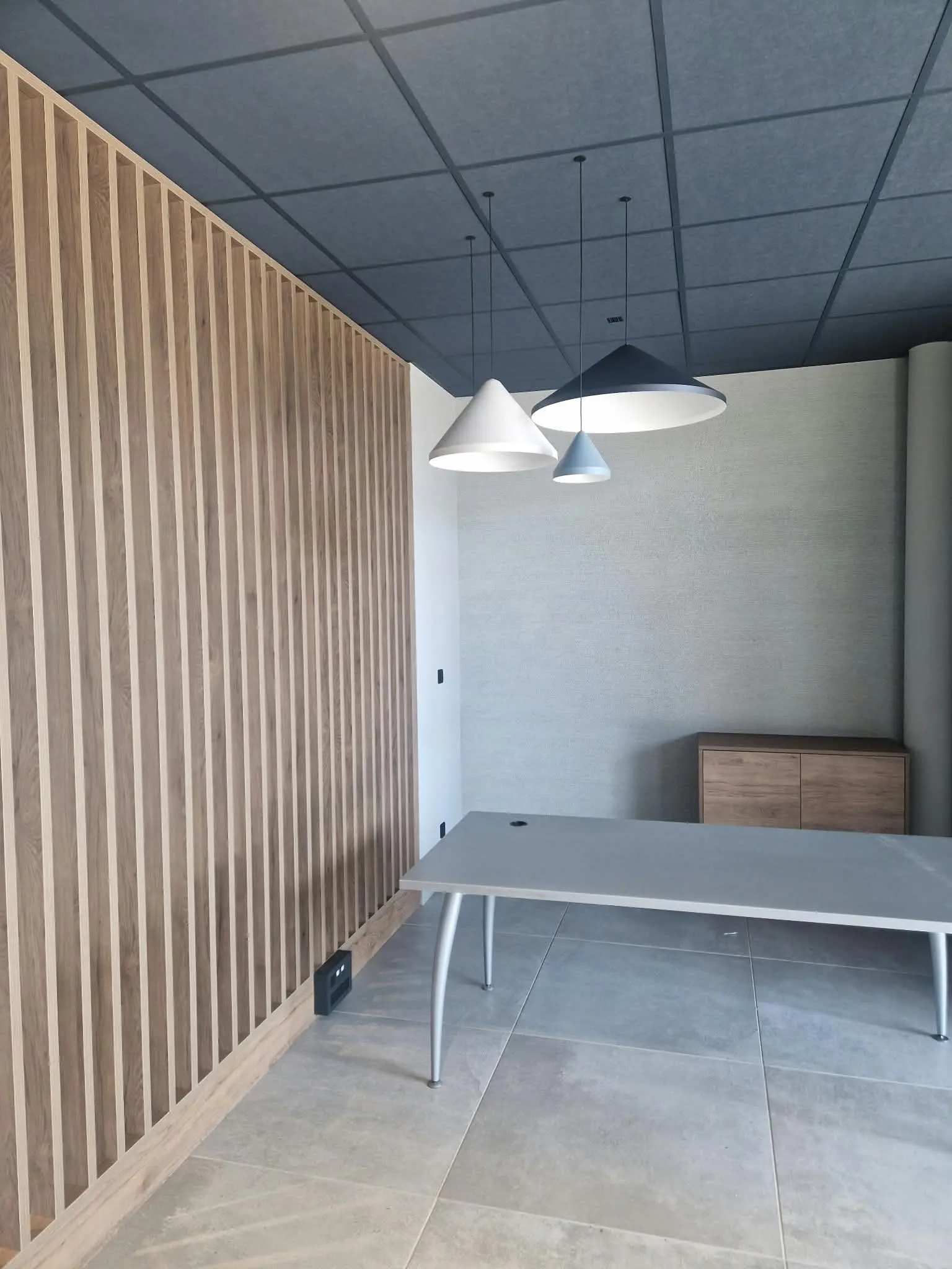 Habillage mural à tasseaux dans un bureau