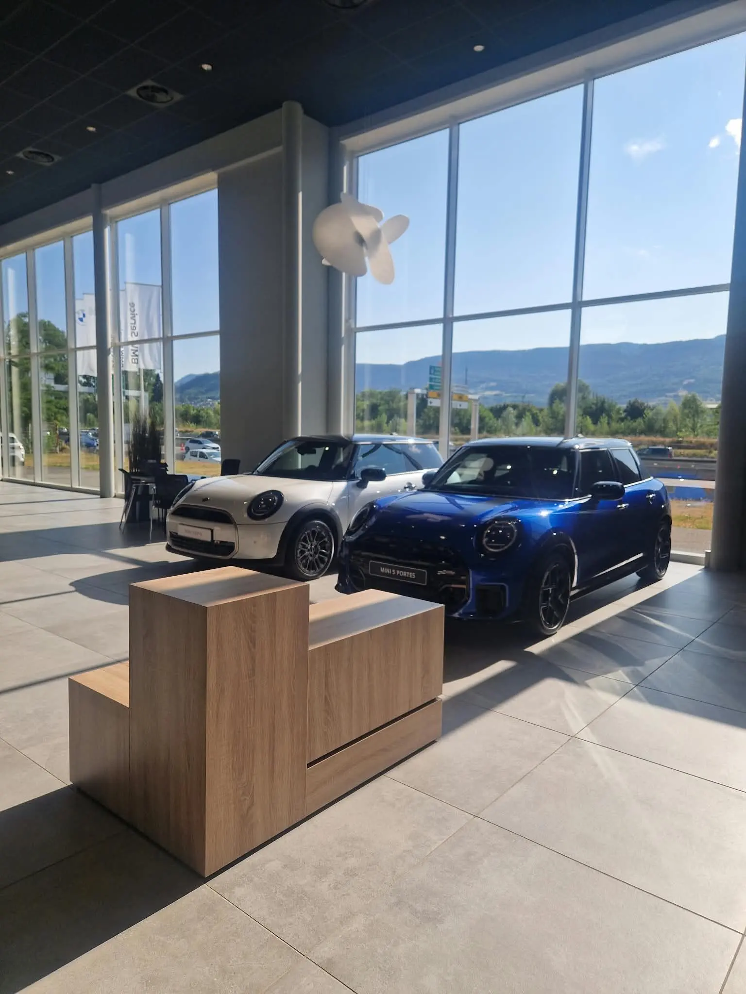 Podium en bois dans un showroom